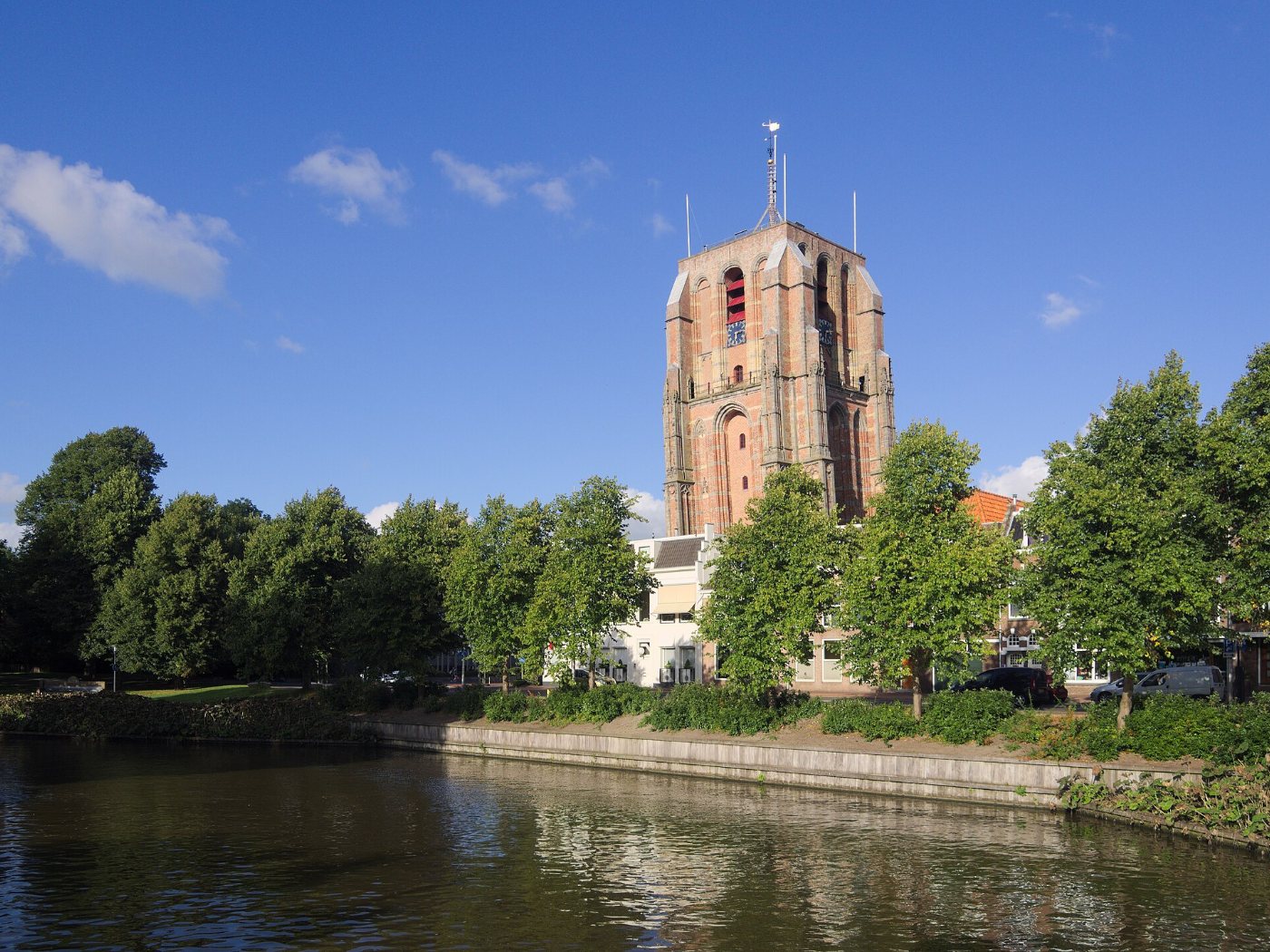 De Vismarkt aan het water in Leeuwarden, met terrassen en de Grote Kerk op de achtergrond
