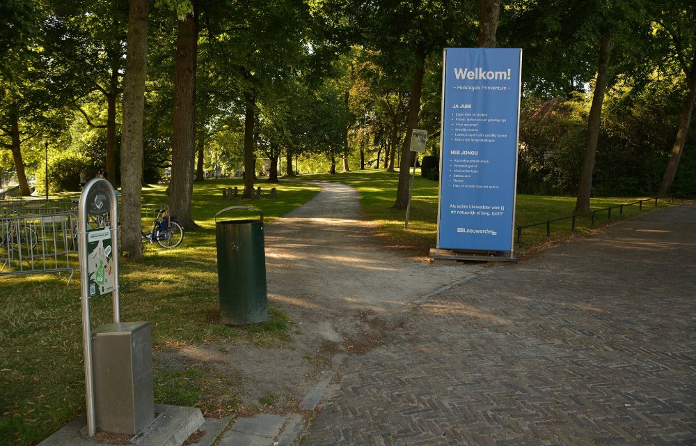 Het Kasteel van Leeuwarden gezien over het water